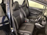 広い足元にゆったり座れるシートには肘掛けも装備しており長距離の運転でも疲れにくくなってます。女性でも運転がしやすいように、シートの高さ調整機能(シートリフター)がついています。