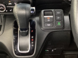 CVT車のセレクトレバーです。低速から高速まで、変速ショックのないスムーズな走りと、エンジン効率のよい領域を維持して燃費にも貢献します。サイドブレーキはスイッチ操作の電子制御パーキングブレーキです。