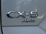 路面状況に応じた走破性を発揮するCX-5のAWDモデル!雨の日や雪道でも高い安定感を誇り、日常からアウトドアまで頼もしい走りを支えます。優れた走行性能と安心感を、ぜひ店頭でお確かめください。