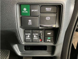 【リア両側パワースライドドア】リモコンなどで自動開閉。Hondaスマートキーを携帯していれば、軽い力で解錠とドアオープンが行えます。半ドア状態まで閉めると、自動的に全閉する機能付き。