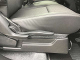 運転席シートリフター!ご自分の好きなシートポジションが取れるので運転が楽しくなりますし疲れにくいです。