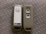 スマートキーを装備しています。鍵を差し込むことなくドアロックの開け閉めと、スタートボタン操作でのエンジンスタートができます。スペアキーも同じものを用意しております。