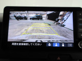 バックカメラの画像です。ガイドラインがスムースな車庫入れをサポートいたします。車庫入れの安心感がアップしますね。