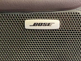 車内音響に合わせてチューニングされた専用スピーカーのBOSEシステム。奥行きのある澄んだ音と驚きの臨場感で、移動時間をプレミアムな音楽空間へと進化させます。