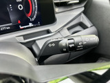 操作しやすい位置に配置されたウインカーレバー。直感的に操作でき、安全な車線変更をサポートします。