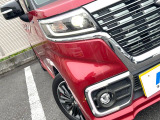 【LEDヘッドライト】悪天候や夜間走行時も良好な視界を確保し安心して運転できる高輝度LEDヘッドライトを装備!点灯速度が早く、消費電力も抑えられています。