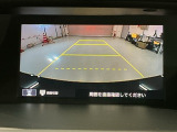 リバースギアに入れるだけで後方の表示へ切り替わります。夜間や雨の日の駐車も楽になりますよ。