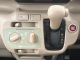 CVT車のセレクトレバーです。低速から高速まで、変速ショックのないスムーズな走りを実現するとともに、エンジン効率のよい領域を維持することで燃費にも貢献します。