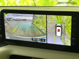 バックモニターと車両周辺の映像を同時に確認できるので、狭い場所でも安全に駐車できます。運転に自信がない方にもおすすめです。