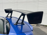 【STIドライカーボンスポイラー】スポーツカーらしさがグッと引き立つ大型リヤスポイラーを装着♪高速走行時のスタビリティ(走行安定性)向上に役立ちます。