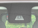 【三菱e-Assist】走行中に前方の車両等を認識し、衝突しそうな時は警報とブレーキで衝突回避と被害軽減をアシスト。より安全にドライブをお楽しみいただけます。