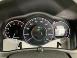 視認性の高いメーターで、速度やエンジン回転数を一目で確認できます。運転に必要な情報を的確に把握し、安全運転をサポートします。