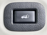 【パワーバックドア】スマートキーや運転席のボタンを押すだけでリアゲートが自動で開閉します!荷物を持っている時や、高い位置にあるバックドアを閉める際に便利な機能です♪