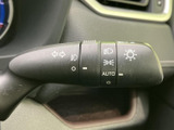 操作しやすい位置に配置されたウインカーレバーで、安全な車線変更をサポート。直感的に操作できるので、運転に集中できます。操作感も良好です。