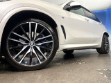 ●純正22インチアルミホイール:輸入車ならではの卓越した走りを支えるホイールと足回りです!日本車の走りに慣れている方にもぜひ体感して頂きたいほど、高いレベルでまとまっています!