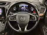 ハンドルにHondaセンシング系のクルーズコントロールやレーンキープアシストなどのスイッチと、オーディオの操作スイッチが装備されています。ハンドルから手を離さず安全に操作できます。