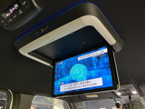 後席のお客様も楽しめるモニターを搭載。長距離移動も退屈することなく、快適にお過ごしいただけます。