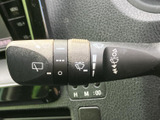 雨の日もクリアな視界を確保できるワイパーレバー。運転の安全性を高める重要な機能です。