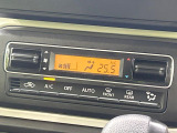 【オートエアコン】一度お好みの温度に設定すれば、車内の温度を検知し風量や温度を自動で調整。暑い&hellip;寒い&hellip;と何度もスイッチ操作をする必要はありません。快適な車内空間には必須の機能ですね♪