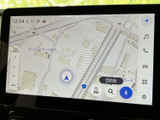 見やすい地図表示で、目的地までスムーズに案内してくれます。周辺情報も充実しており、ドライブ中の探索も楽しめます。渋滞情報も確認可能です。