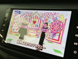 停車中には、TVの視聴をお楽しみいただけます。長距離移動の際の休憩時間などに、リラックスした時間を過ごせるでしょう。快適な空間を提供します。