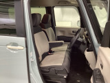【ベンチシート】運転席と助手席の移動もスムーズ!狭い駐車場での乗り降りや、お子様の乗り降りにも便利です。座席の間にコンソールボックスやドリンクホルダーがないため、車内空間が広く感じます。