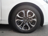 標準装備の純正16インチアルミホイール。タイヤサイズは185/60R16です。