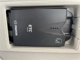 【ETC】有料道路を利用する際に料金所で停止することなく通過できる、ETC車載器(ノンストップ自動料金収受システム機器)が装備されています。セットアップを行うことで利用可能になります。