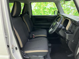 座り心地の良いシートが、ドライバーを快適にサポート。運転しやすい位置にステアリングやペダルが配置されています。