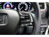 Hondaセンシングの機能のひとつ、アダプティブクルーズコントロール付!アクセルから足を離しても設定したスピードと前車との車間を保ち走行してくれます!車線維持もアシスト☆高速道路で疲労軽減ですね☆