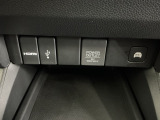 USB入力端子ついてます。USBメモリを接続して音楽ファイル、画像ファイル、動画ファイルなどをナビ画面で楽しめます ※一部のディスプレイオーディオ、CDチューナーの場合は音楽ファイルのみとなります