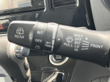 雨天時でもクリアな視界を確保できるワイパーレバー。操作も簡単で、安全な運転をサポートします。ミスト機能も便利です。