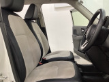 座面も厚みがあり背もたれも高く、広い足元にゆったり座れるシートです。運転席と助手席の間が空いている為、助手席側への移動がスムーズです。交通量の多い道でも助手席側から乗り降りができます。