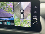 後方の状況をクリアに映し出し、安全な駐車をサポート。狭い場所でもスムーズに駐車できます。
