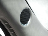 車内音響に合わせてチューニングされた専用スピーカーのBOSEシステム。奥行きのある澄んだ音と驚きの臨場感で、移動時間をプレミアムな音楽空間へと進化させます。