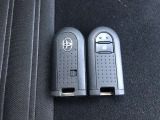 スマートキーは2個あります。家族で共有すれば自宅駐車場での入替えや旅行の時などに大変便利ですね。
