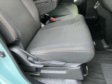運転席は、手動での高さ調整ができます