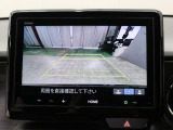 【バックカメラ】シフトを「R」の位置に入れると、自動的に画面がカメラ映像に切り替わり後方の視界をサポートする必須装備です!