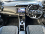 広いフロントガラスで視界良好の運転席。