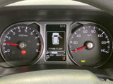 視認性の高いメーター類で、運転状況をしっかり把握できます。デジタル表示で、車両情報も確認しやすい設計です。安心の走行をサポートします。