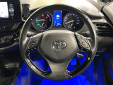 インテリアに合わせたデザインのステアリングは、運転される方のことも考え、運転しやすい形状、大きさです。是非一度、実際に触ってお確かめください。