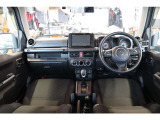 無骨な厚みを醸し出す運転空間は、ジムニーの頑強さと積み上げてきたヒストリーを感じさせます。