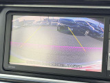 【バックモニター】後方の障害物や歩行者を確認できるバックモニター。狭い駐車場や混雑した場所でも安心して車を操作できます。