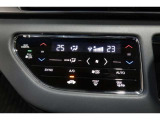 運転席と助手席の温度設定の変更が可能な左右独立タイプのデュアルエアコンです♪♪♪暑がりな人・寒がりな人も誰もが車内を快適にお過ごしいただけます♪♪♪