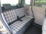 フロントベンチシートだから運転席助手席足元もゆったり広々快適です。助手席への移動も楽々です。
