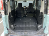 後席を全て倒して、荷物専用のスペースにした状態です。これなら長いものも積めますし、ご旅行や趣味に活用できますね。