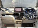 運転席周りになります。内装色はベージュ系です。