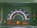 走行に必要な情報がひと目でわかるメーターです。運転状況を的確に把握し、安全運転をサポートします。