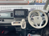 シンプルで実用的なインパネ。車速など情報を表示する【ヘッドアップディスプレイ】を搭載。