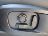 ◆パワーシート『電動パワーシートですので運転中のシート調節も安全に行えます。微調整も可能ですのであなただけのドライビングポジションを実現します。』
